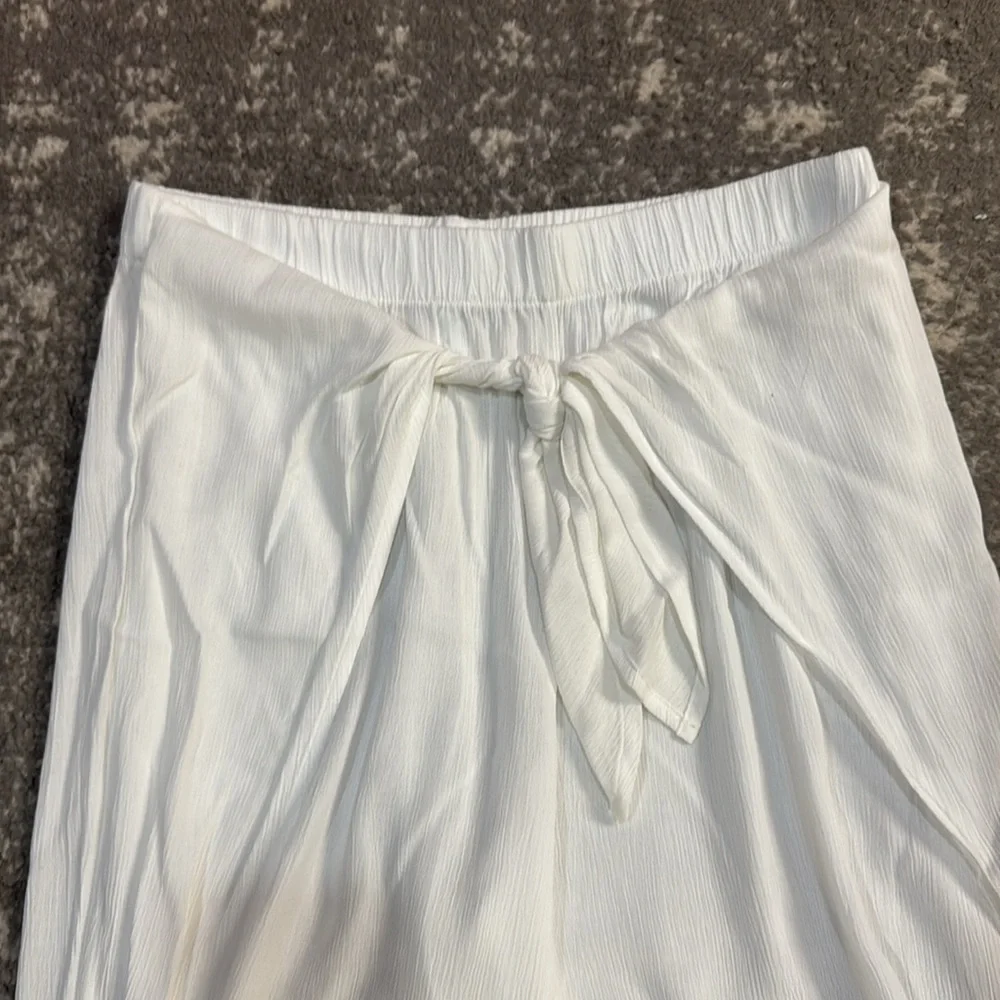 Kona Sol Medium White Pants - Picture 2 of 4
